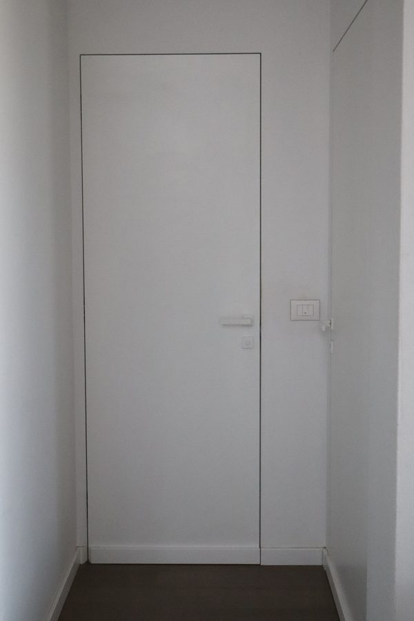 Bijela vrata u ravnini sa zidom